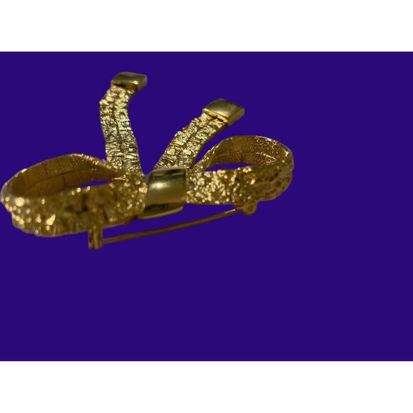 Elegant Gold-Tone Textured Bow Brooch Pin - Picture 4 of 4
